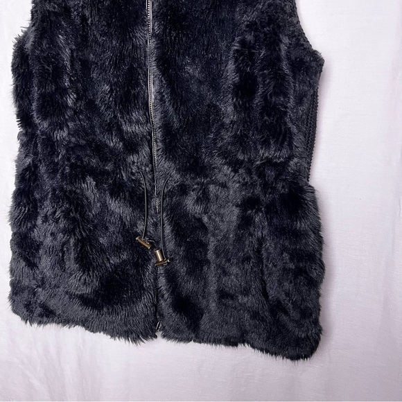 Maurices | Black Faux Fur Thermal Knit Zip Front Cinched Waist Vest, Medium - Picture 4 of 10